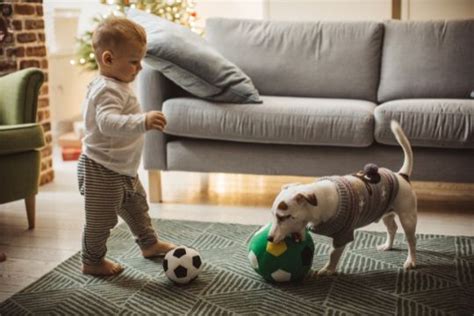 Dieťa hrajúce sa s pieskom