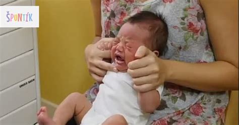 dieťa tlačiace pri kakaní