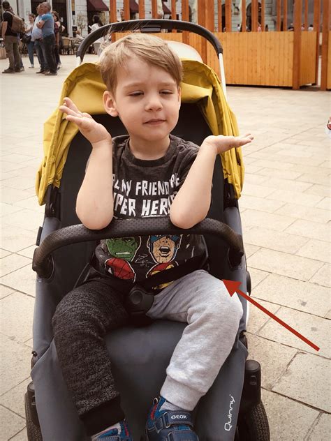 Dieťa v športovom kočíku sledujúce okolie