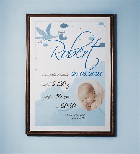 Drevená pamätná tabuľka s údajmi o narodení dieťaťa