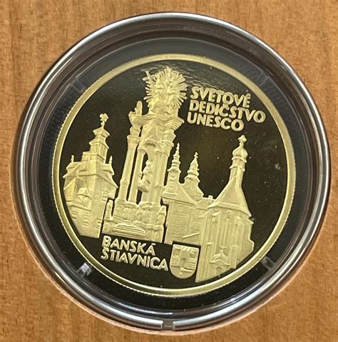 detail striebornej mince s vyrytým venovaním