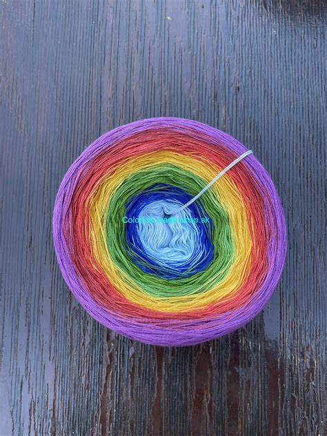Farebné klbká vlny rôznych farieb