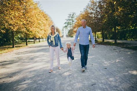 Ilustrácia rodiny s dvoma rodičmi a dieťaťom, ktoré sa strieda medzi dvoma domovmi