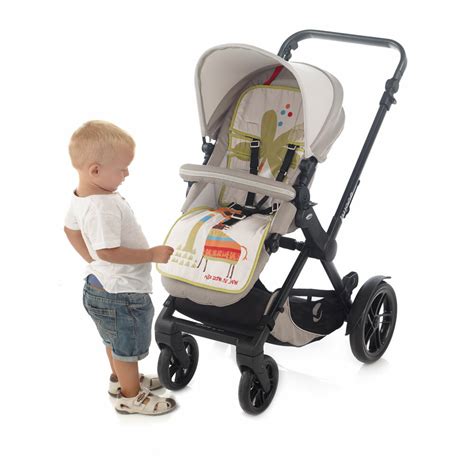 Ilustračná fotografia moderného športového kočíka