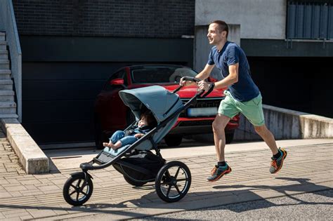 Ilustračný obrázok rodičov vyberajúcich kočík