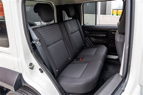 Suzuki Jimny interiér s vyznačenými ISOFIX bodmi