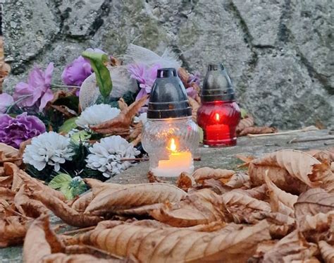 Sviečka na hrobe ako symbol spomienky