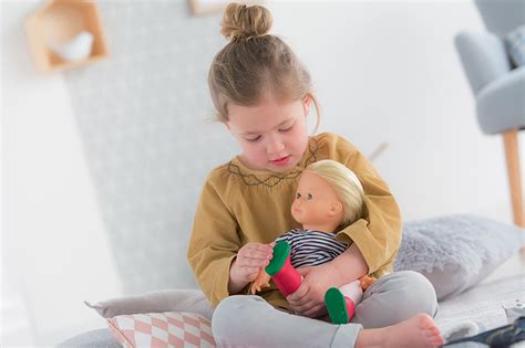 Dieťa hrá s bábikou