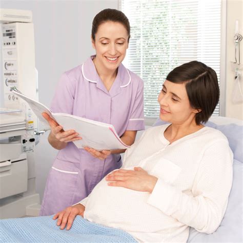 Pôrodná asistentka pri práci s novorodencom