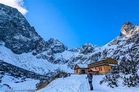 zimná krajina s ľuďmi v teplom oblečení