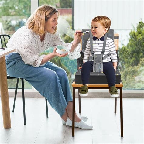 Dieťa s bezpečnostnými popruhmi na prechádzke