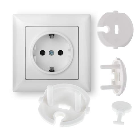 Dieťa skúmajúce elektrickú zásuvku