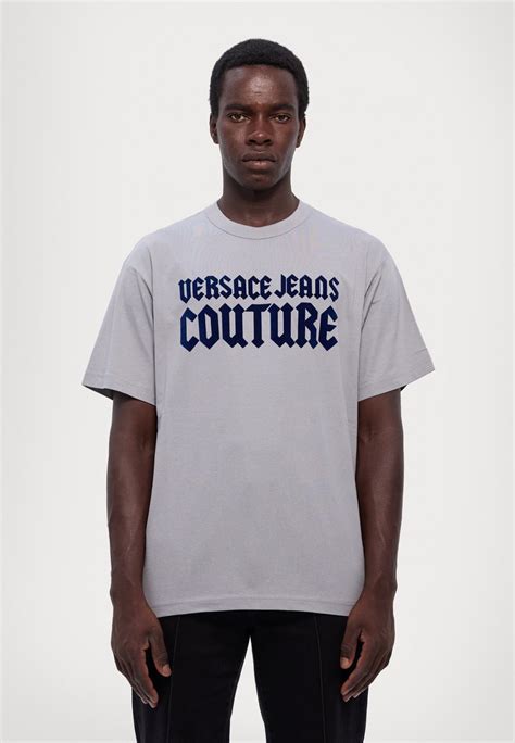 muž v tričku s potlačou