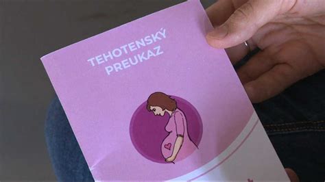 Lekár kontroluje tehotenský preukaz