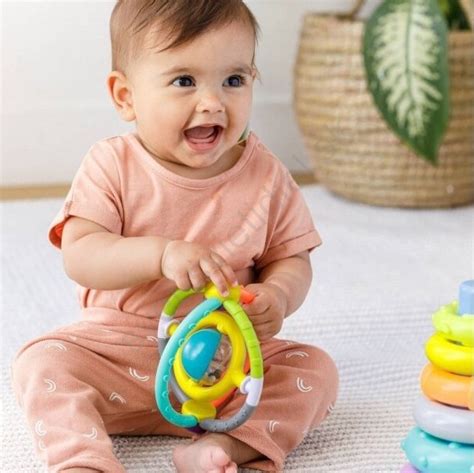 dieťa hryzúce hračku