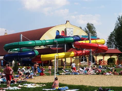 Rodina sa baví v bazéne s tobogánmi