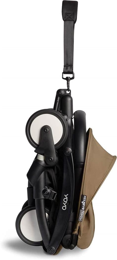 BABYZEN YOYO² zložený v ruke rodiča