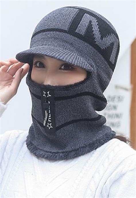 Dieťa s teplým nákrčníkom v zime