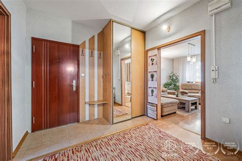 Ilustrácia detského domova s rodinnou atmosférou