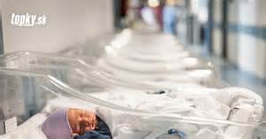 Žena držiaca novorodenca