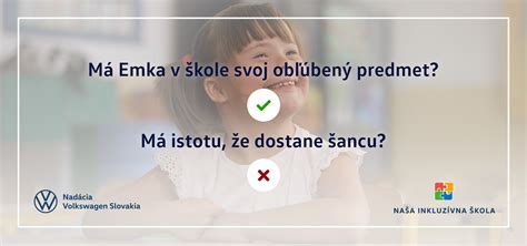 Dieťa ukazujúce na rôzne predmety a pomenúvajúce ich