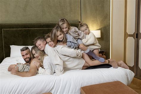 Rodina čítajúca knihu spolu