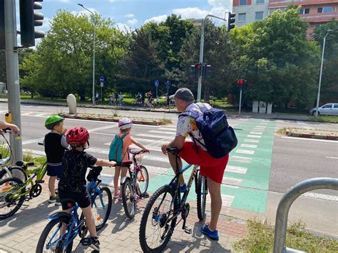 dievčatko sediace v detskej sedačke na bicykli
