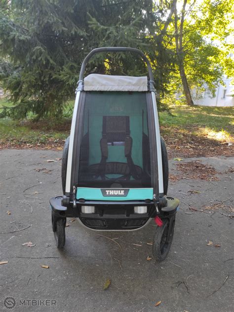 detský cyklovozík pripojený k bicyklu