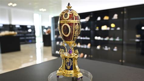 Ilustrácia rôznych miniatúr ukrytých vo vnútri Fabergého vajec