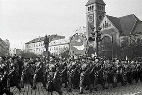 Ľudové milície pochodujú ulicami Bratislavy