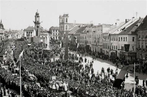 Archívna fotografia z osláv prvého výročia Víťazného februára