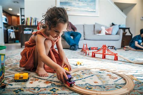 Dieťa hrajúce sa na podložke