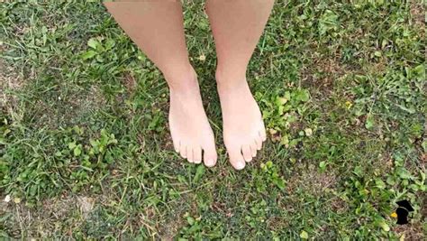Dieťa kráčajúce naboso po tráve
