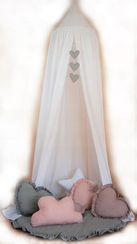 baldachýn nad postieľkou