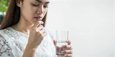 Žena si berie vitamíny