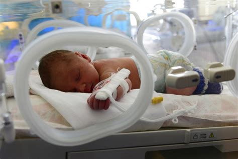 Novorodenec v inkubátore s monitorovacími prístrojmi