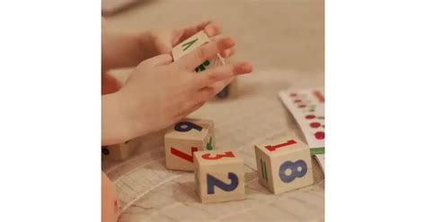 Trojročné dieťa hrajúce sa s drevenými kockami