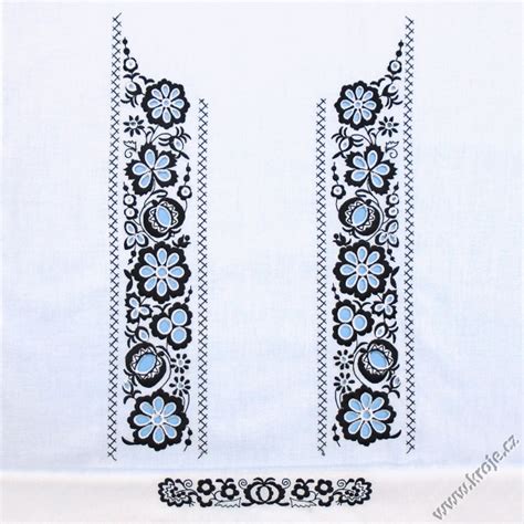 Detail výšivky na krstnej košieľke