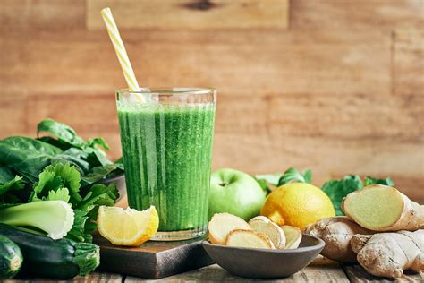 Ingrediencie na zelené smoothie: kel, špenát, čučoriedky, spirulina