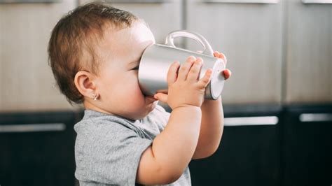 Dieťa pijúce vodu z pohára