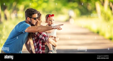 Rodina (otec, matka, dieťa) v parku