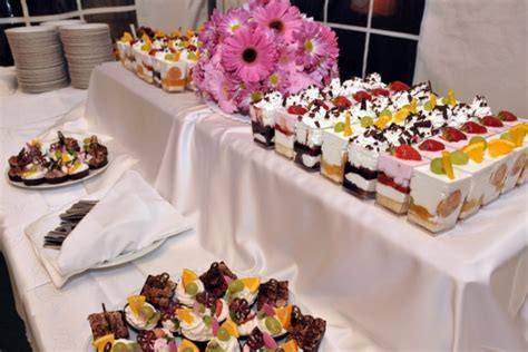 Svadobný bufet s ovocím a jednohubkami