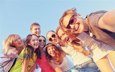 Skupina mladých ľudí pri posedeni