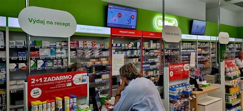 Ilustrácia lekárne s liekovkami