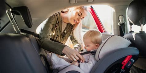 Ilustračná fotografia rodiny v aute s dieťaťom v autosedačke