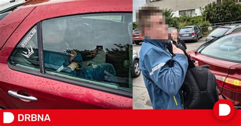 Detail Isofixových úchytov viditeľných na sedadle auta