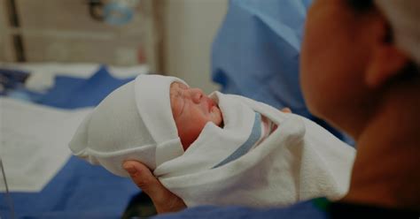 žena s prirodzenými nechtami v pôrodnici