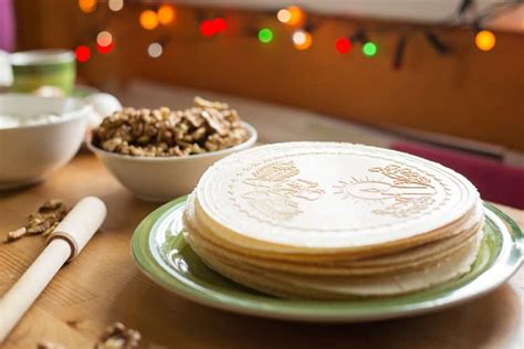 Detail vianočnej oblátky s kresťanskými motívmi