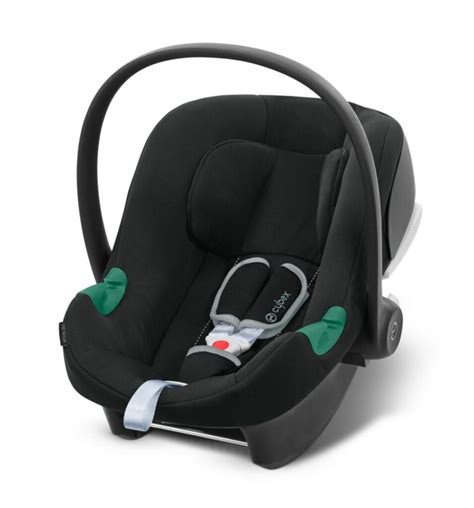 Ilustrácia novorodenca umiestneného v autosedačke Cybex s novorodeneckou vložkou