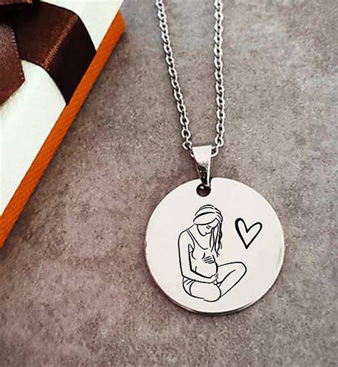 Ilustrácia tehotnej ženy balujúcej tašku